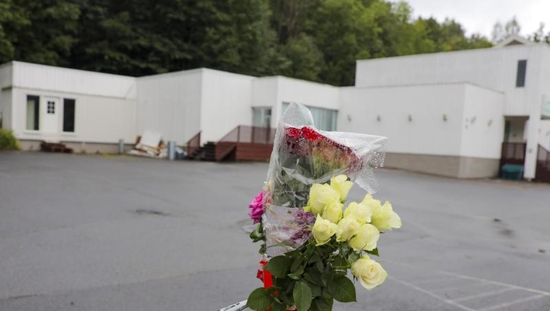 Ein Blumenstrauß erinnert an den versuchten Terroranschlag in der Al-Noor-Moschee bei Oslo. Ein Blumenstrauß erinnert an den versuchten Terroranschlag in der Al-Noor-Moschee bei Oslo.