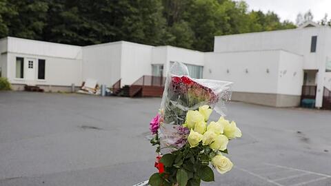 Ein Blumenstrauß erinnert an den versuchten Terroranschlag in der Al-Noor-Moschee bei Oslo.