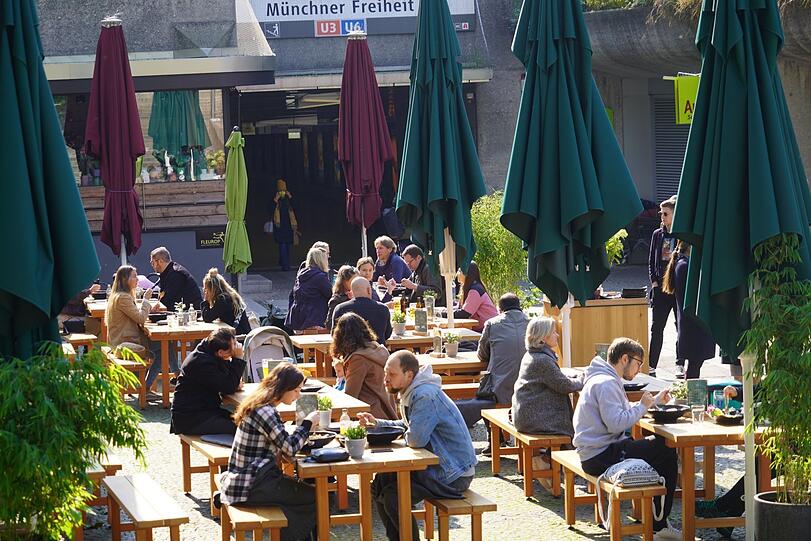 Die Münchner genießen die Sonne wie hier an der Münchner Freiheit.