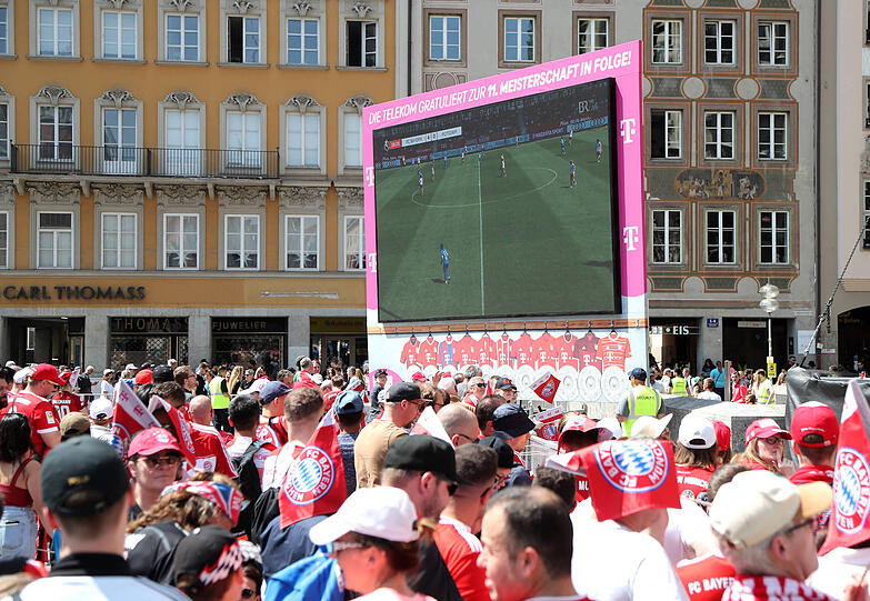 Vor der Feier: Public Viewing zum Spiel der FC Bayern Frauen auf dem Marienplatz.