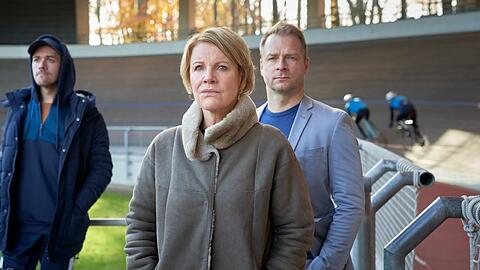 "Marie Brand und der Tote im Trikot": Marie Brand (Mariele Millowitsch) und Jürgen Simmel (Hinnerk Schönemann) beobachten gespannt das Bahnrad-Training.