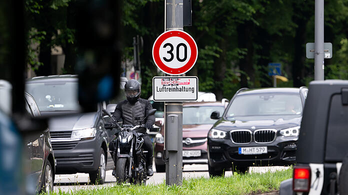 Auf einem rund 2,5 Kilometer langen Abschnitt des Mittleren Rings gilt wegen der Luftreinhaltung Tempo 30. (Archiv) Auf einem rund 2,5 Kilometer langen Abschnitt des Mittleren Rings gilt wegen der Luftreinhaltung Tempo 30. (Archiv)