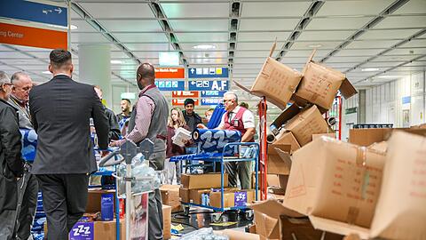 Am Flughafen wurden Snacks und Getränke an die Gestrandeten verteilt.
