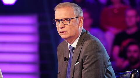 G&uuml;nther Jauch f&uuml;hlt einem "Wer wird Million&auml;r?"-Kandidaten mit einer geschichtlichen Frage auf den Zahn.