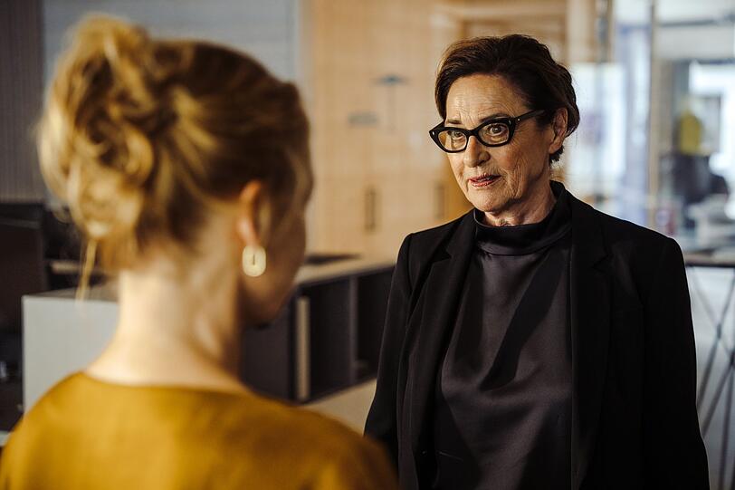 Viola (Christina Große, links) kann von ihrer Chefin Hilde Roch (Charlotte Schwab) kein Lob erwarten. Im Gegenteil. Viola (Christina Große, links) kann von ihrer Chefin Hilde Roch (Charlotte Schwab) kein Lob erwarten. Im Gegenteil.