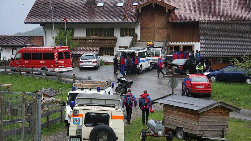 Ein 53-jähriger Bergwanderer ist zwischen dem oberbayerischen Marktschellenberg und dem österreichischen Hallein tödlich verunglückt.Bilder der Suchaktion