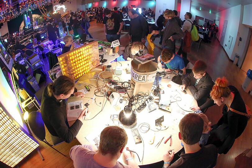 Bilder vom Treffen des Chaos Computer Clubs beim 30. Chaos Communication Congress (30C3). Mit dabei auch der britische Medienkünstler und Veteran des Chaos Computer Clubs (CCC), Tim Pritlove. Die Hacker treffen sich bis zum 30.12.2013 in Hamburg, wo das das größte Treffen der Hackerszene in Europa stattfindet.