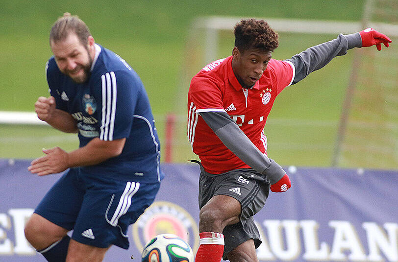 Kingsley Coman gegen einen Kicker der Paulaner-Amateurmannschaft.