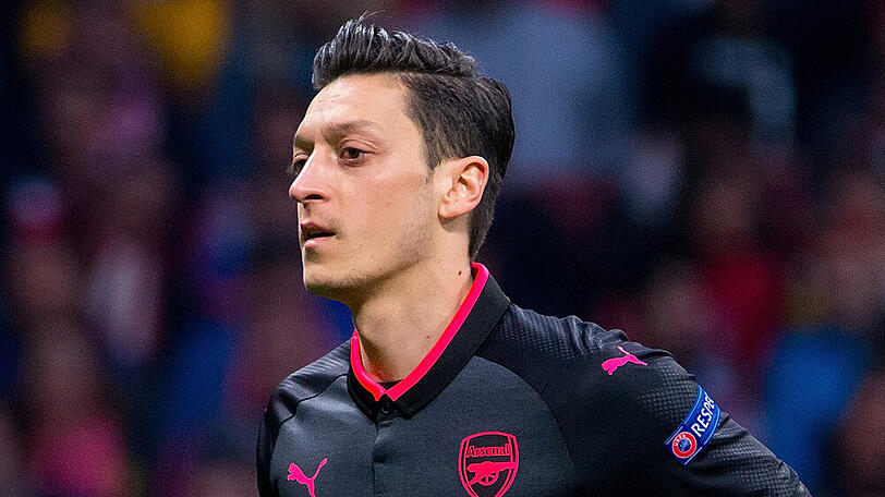 Mesut Özil begrüßt sein erstes Kind auf der Welt.