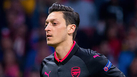 Mesut Özil begrüßt sein erstes Kind auf der Welt.