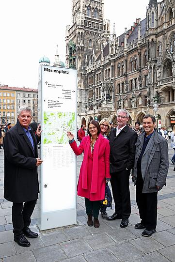 OB Dieter Reiter und Stadtbaurätin Elisabeth Merk haben am Donnerstag, symbolisch für alle, die noch folgen werden, die erste Infostele am Marienplatz präsentiert.