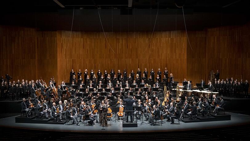 Massenaufgebot im Großen Festspielhaus.