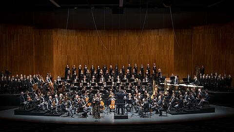 Massenaufgebot im Großen Festspielhaus.