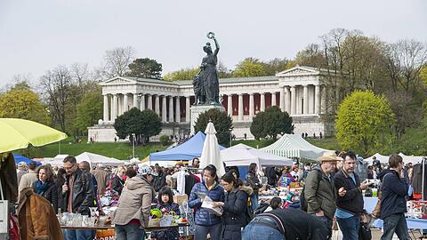 Am 22. April steuern Verkäufer und Schnäppchenjäger wieder die Theresienwiese an, wenn der weit über die Grenzen Münchens hinaus bekannte Flohmarkt ruft. (Archivbild)