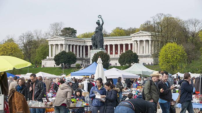 Am 22. April steuern Verkäufer und Schnäppchenjäger wieder die Theresienwiese an, wenn der weit über die Grenzen Münchens hinaus bekannte Flohmarkt ruft. (Archivbild)