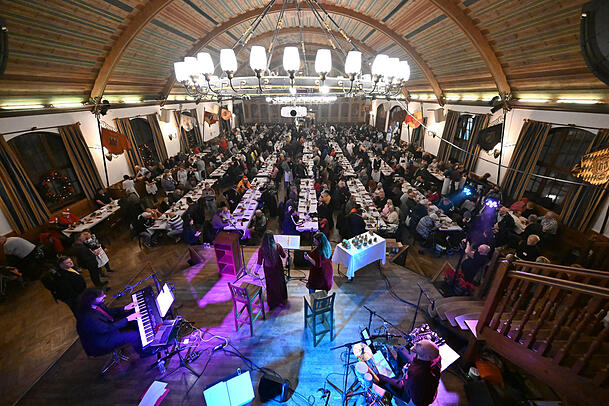 600 Münchnerinnen und Münchner sind an Heiligabend im Festsaal des Hofbräuhauses bewirtet worden. 600 Münchnerinnen und Münchner sind an Heiligabend im Festsaal des Hofbräuhauses bewirtet worden.