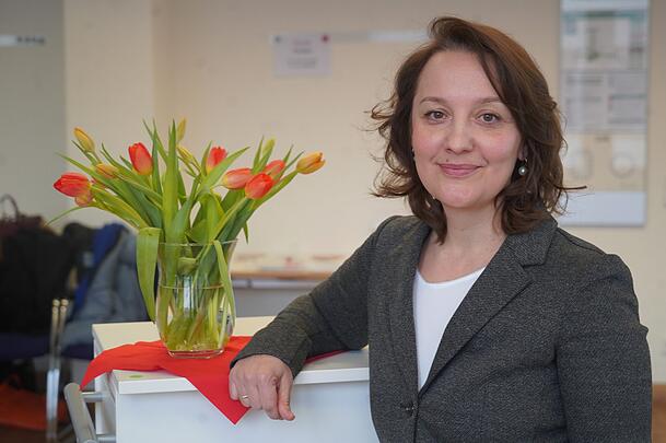 Marianna Schepetow-Landau ist Dozentin am Münchner Caritas-Institut IBE. Sie hat ukrainische, russische und deutsche Wurzeln und kann deshalb in drei Sprachen unterrichten. Das war sehr hilfreich für die 19 Ukrainerinnen, die die Ausbildung zur Kita-Helferin absolviert haben. Marianna Schepetow-Landau ist Dozentin am Münchner Caritas-Institut IBE. Sie hat ukrainische, russische und deutsche Wurzeln und kann deshalb in drei Sprachen unterrichten. Das war sehr hilfreich für die 19 Ukrainerinnen, die die Ausbildung zur Kita-Helferin absolviert haben.