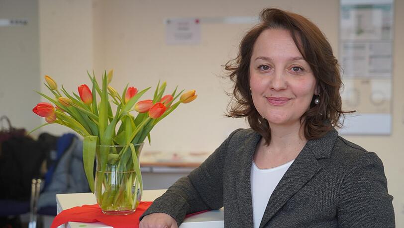 Marianna Schepetow-Landau ist Dozentin am Münchner Caritas-Institut IBE. Sie hat ukrainische, russische und deutsche Wurzeln und kann deshalb in drei Sprachen unterrichten. Das war sehr hilfreich für die 19 Ukrainerinnen, die die Ausbildung zur Kita-Helferin absolviert haben. Marianna Schepetow-Landau ist Dozentin am Münchner Caritas-Institut IBE. Sie hat ukrainische, russische und deutsche Wurzeln und kann deshalb in drei Sprachen unterrichten. Das war sehr hilfreich für die 19 Ukrainerinnen, die die Ausbildung zur Kita-Helferin absolviert haben.
