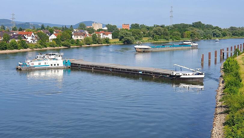 Die Einsatzkräfte versuchen, das festgefahrene Frachtschiff bei Regensburg zu bergen.
