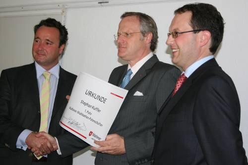 Stephan Kuffler (ganz links) ist der erste Mahlzeit-Pate (mit Carl Josef Graf Wolff Metternich (links), Diözesanleiter Malteser Hilfsdienst e. V., und Christoph Friedrich - Diözesangeschäftsführer Malteser Hilfsdienst e.V.).