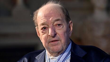 Ralph Siegel lag im k&uuml;nstlichen Koma. Es geht ihm mittlerweile den Umst&auml;nden entsprechend besser.