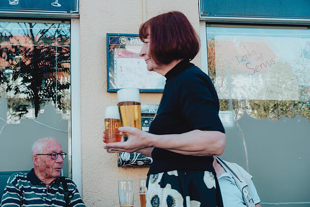 Die G&auml;ste ratschen, Lenka bringt das Bier. Nicht mal zum Zahlen m&uuml;ssen die Kunden aufstehen. Sie vertrauen Lenka die Geheimzahlen ihrer Kreditkarte an.