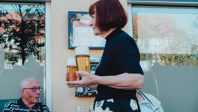 Die Gäste ratschen, Lenka bringt das Bier. Nicht mal zum Zahlen müssen die Kunden aufstehen. Sie vertrauen Lenka die Geheimzahlen ihrer Kreditkarte an. Die Gäste ratschen, Lenka bringt das Bier. Nicht mal zum Zahlen müssen die Kunden aufstehen. Sie vertrauen Lenka die Geheimzahlen ihrer Kreditkarte an.