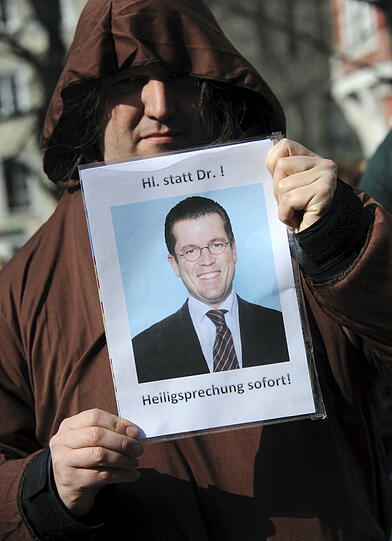 Die Münchner bezogen Stellung - für oder gegen Guttenberg - manchmal war das nicht eindeutig erkennbar.