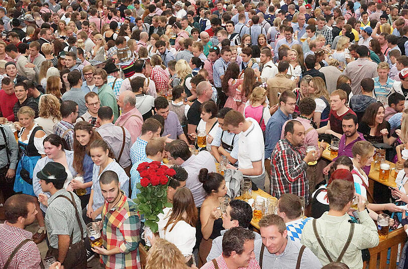Alles drängt auf die Wiesn und in die Zelte. Die Bilder vom großen Ansturm aufs Oktoberfest am Freitag.