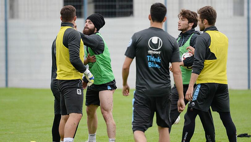 Handfester Eklat: Rodri (mit Mütze) ohrfeigt Ersatzkeeper Stefan Ortega beim Training am Pfingstmontag. Handfester Eklat: Rodri (mit Mütze) ohrfeigt Ersatzkeeper Stefan Ortega beim Training am Pfingstmontag.