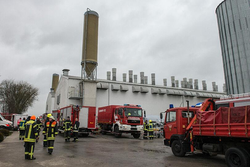 Bei Bayern-Ei in Aiterhofen ist hochätzende Ameisensäure ausgelaufen. Die Bilder vom Großeinsatz.