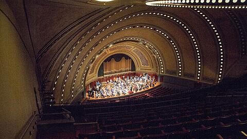 Das Symphonieorchester des Bayerischen Rundfunks bei einer Probe im Art-Deco-Konzertsaal der Universitätsstadt Ann Arbor (Michigan).