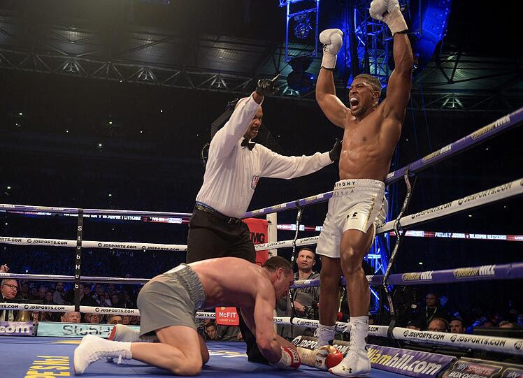 29.04.2017: Wladimir Klitschko am Boden! Anthony Joshua bezwingt im Boxkampf des Jahres den 41 Jahre alten Ukrainer im Londoner Wembley-Stadion durch technischem K.o. in der elften Runde. Klitschko beendet ein Vierteljahr später seine Karriere.