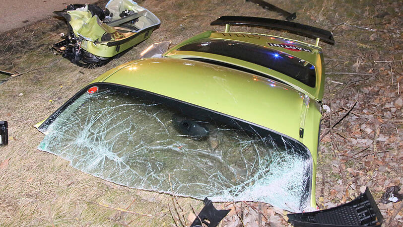 Die beiden Sportwagen sind Schrott, die A94 gleicht einem Trümmerfeld. Die Bilder vom schweren Unfall am Samstagabend.