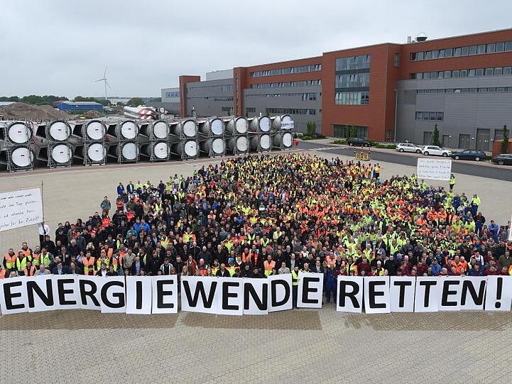 Sie haben es kommen sehen: Bereits im Mai 2016 beteiligten sich Enercon-Beschäftigte mit dem Slogan "Energiewende Retten" an der bundesweiten Warnminute "5 vor 12".
