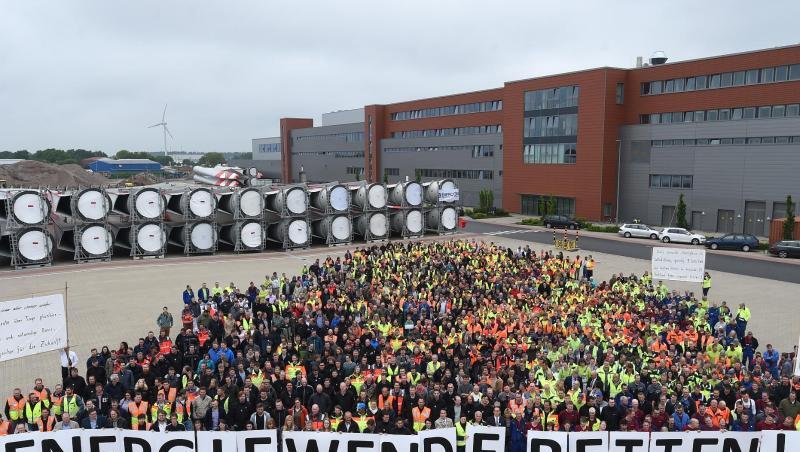 Sie haben es kommen sehen: Bereits im Mai 2016 beteiligten sich Enercon-Beschäftigte mit dem Slogan "Energiewende Retten" an der bundesweiten Warnminute "5 vor 12". Sie haben es kommen sehen: Bereits im Mai 2016 beteiligten sich Enercon-Beschäftigte mit dem Slogan "Energiewende Retten" an der bundesweiten Warnminute "5 vor 12".
