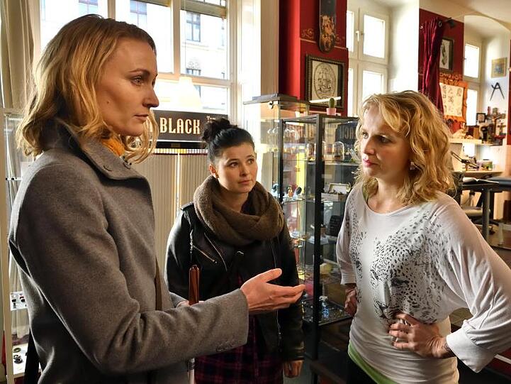 Die blinde Rechtsanwältin Romy Heiland (Christina Athenstädt, l) stößt im Beisein ihrer Assistentin (Anna Fischer, M) auf die Ablehnung der Zeugin Peggy Schneider (Anja Gräfenstein).