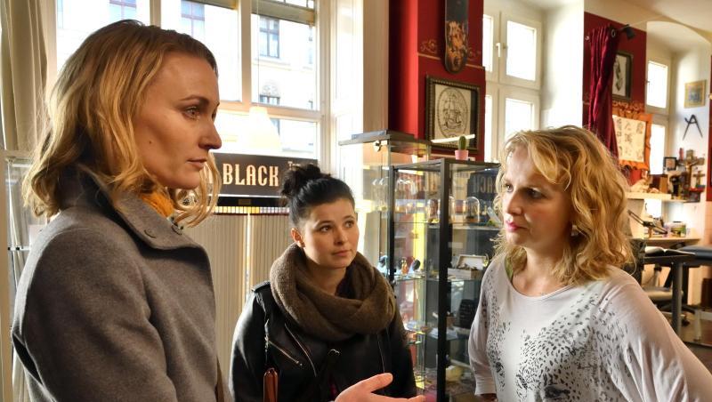 Die blinde Rechtsanwältin Romy Heiland (Christina Athenstädt, l) stößt im Beisein ihrer Assistentin (Anna Fischer, M) auf die Ablehnung der Zeugin Peggy Schneider (Anja Gräfenstein). Die blinde Rechtsanwältin Romy Heiland (Christina Athenstädt, l) stößt im Beisein ihrer Assistentin (Anna Fischer, M) auf die Ablehnung der Zeugin Peggy Schneider (Anja Gräfenstein).