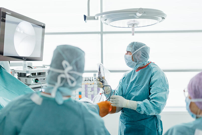Das oberste Ziel der ATOS Kniespezialisten ist es, die Schmerzen zu lindern und die normale Beweglichkeit zurückzubringen. Weist das Knie Schädigungen oder Erkrankungen auf? Dann ist es möglich, dass dieses Ziel nicht länger durch konservative Methoden zu erreichen ist.
