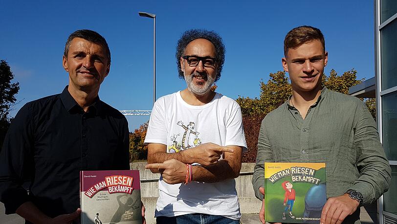 Michael Köllner (l.) und Joshua Kimmich (r.) mit dem Initiator David Kadel und seinen Mutmacher-Büchern. Michael Köllner (l.) und Joshua Kimmich (r.) mit dem Initiator David Kadel und seinen Mutmacher-Büchern.