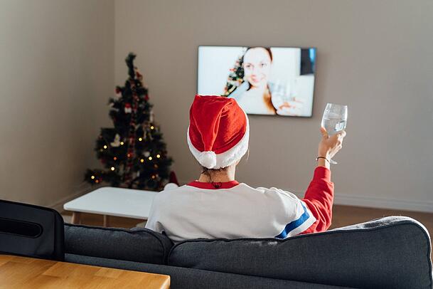 Fernsehen ist auch an Weihnachten ein beliebter Zeitvertreib - aber bitte nicht im Dauerbetrieb auf Stand-By! Um Energie zu sparen, empfiehlt Experte Nikolaus Hoenning vom Referat Energie, Umwelt und Nachhaltigkeit der Verbraucherzentrale Bayern abschaltbare Mehrfachsteckdosen. Fernsehen ist auch an Weihnachten ein beliebter Zeitvertreib - aber bitte nicht im Dauerbetrieb auf Stand-By! Um Energie zu sparen, empfiehlt Experte Nikolaus Hoenning vom Referat Energie, Umwelt und Nachhaltigkeit der Verbraucherzentrale Bayern abschaltbare Mehrfachsteckdosen.