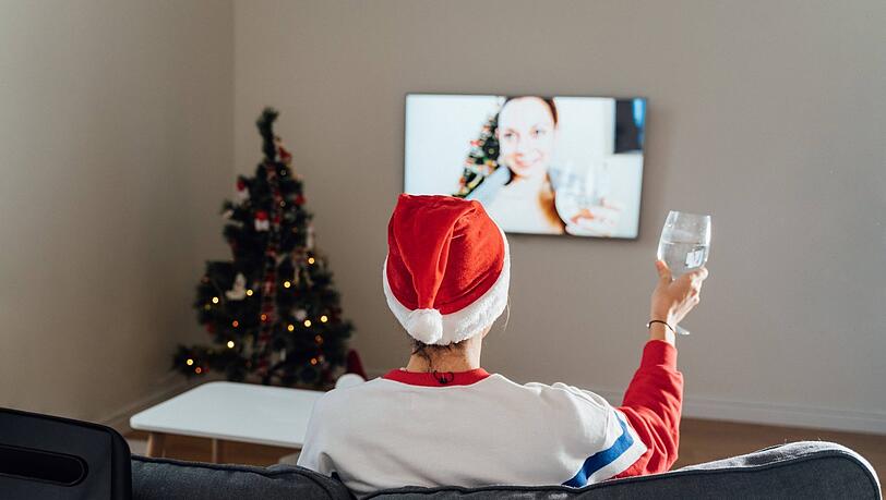 Fernsehen ist auch an Weihnachten ein beliebter Zeitvertreib - aber bitte nicht im Dauerbetrieb auf Stand-By! Um Energie zu sparen, empfiehlt Experte Nikolaus Hoenning vom Referat Energie, Umwelt und Nachhaltigkeit der Verbraucherzentrale Bayern abschaltbare Mehrfachsteckdosen. Fernsehen ist auch an Weihnachten ein beliebter Zeitvertreib - aber bitte nicht im Dauerbetrieb auf Stand-By! Um Energie zu sparen, empfiehlt Experte Nikolaus Hoenning vom Referat Energie, Umwelt und Nachhaltigkeit der Verbraucherzentrale Bayern abschaltbare Mehrfachsteckdosen.