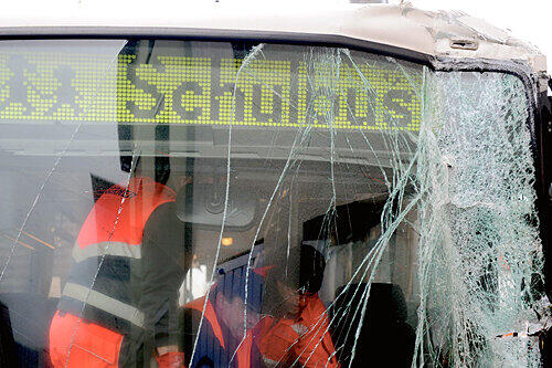Gut zu erkennen: die Wucht, mit der der Bus die Hauswand traf. Dabei wurden viele Schulkinder verletzt, einige erlitten einen Schock.