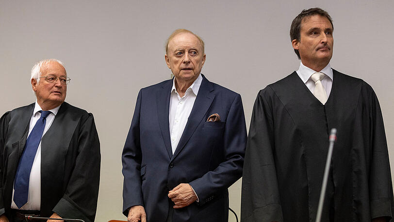 Alfons Schuhbeck mit seinen Verteidigern Joachim Eckert (l.) und Norbert Scharf (r.). Alfons Schuhbeck mit seinen Verteidigern Joachim Eckert (l.) und Norbert Scharf (r.).