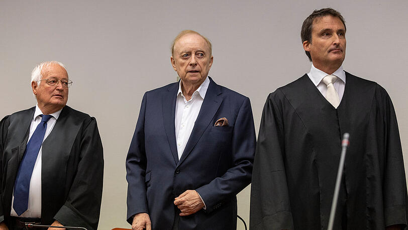 Alfons Schuhbeck mit seinen Verteidigern Joachim Eckert (l.) und Norbert Scharf (r.). Alfons Schuhbeck mit seinen Verteidigern Joachim Eckert (l.) und Norbert Scharf (r.).