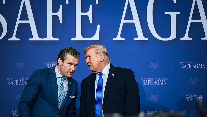 Trump (rechts) und sein Kriegsminister Hegseth versuchen den Spagat zwischen Drohungen und Diplomatie. Trump (rechts) und sein Kriegsminister Hegseth versuchen den Spagat zwischen Drohungen und Diplomatie.