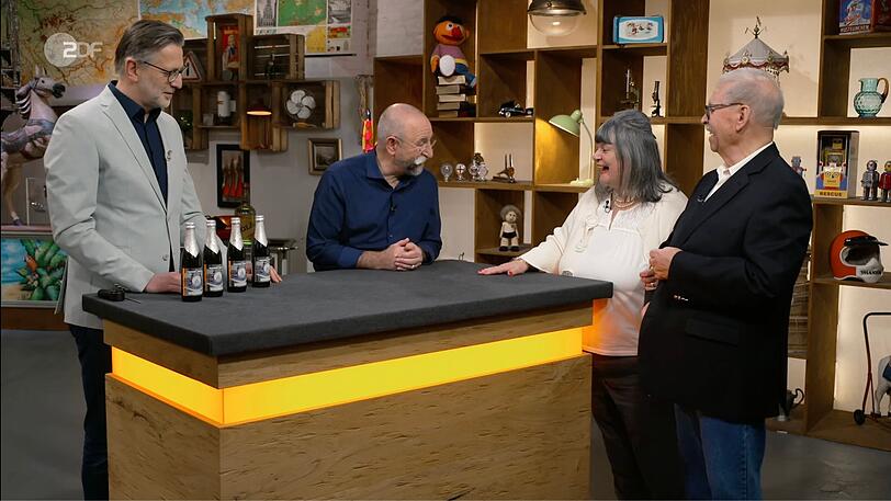 Gemeinsam mit seiner Ehefrau Christine hatte Verkäufer Jürgen (rechts) die Bierflaschen all die Jahre aufbewahrt. Gemeinsam mit seiner Ehefrau Christine hatte Verkäufer Jürgen (rechts) die Bierflaschen all die Jahre aufbewahrt.