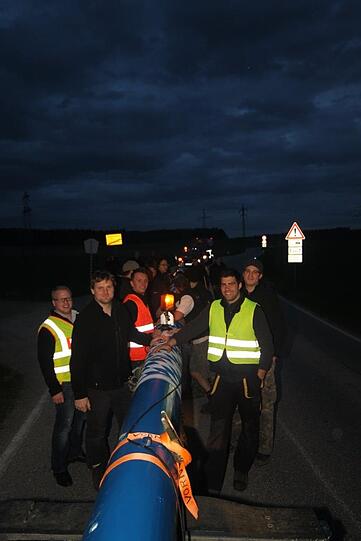 Diebe bei der Arbeit: Die Unterbrunner Burschen mit ihrem 61. Maibaum.