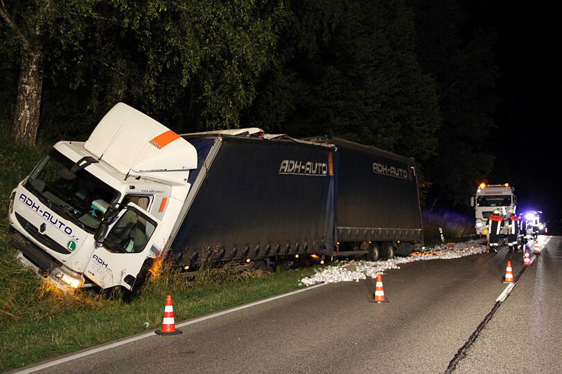 Vorsicht Joghurtbecher! Etwa vier Stunden war die B12 Richtung München gesperrt, weil ein Lkw nach einem Unfall seine Ladung verloren hat.