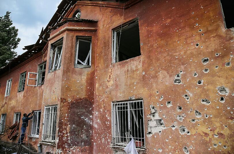 Ein Haus in Khartsyzk, etwa 24 Kilometer von Donetzk entfernt, ist mit Einschusslöchern übersät.